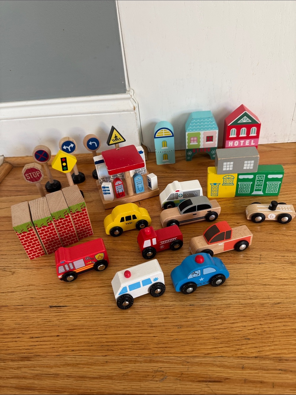 Title: Mixed Wooden Town & Vehicle Lot - Compatible with Thomas Train Tracks